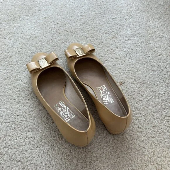 Salvatore Ferragamo Women Vara Pump  sz7.5B –Amaretti (Tan/Beige) Patent Leather - Picture 2 of 16